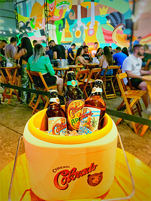Pessoas curtindo o bamba com balde de cervejas colorado